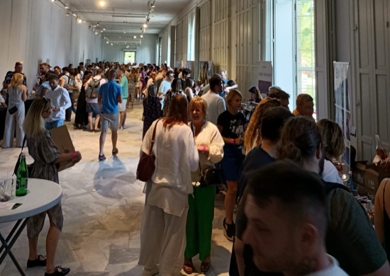 Tłum gości w Oranżerii podczas Warszawskiego Festiwalu Polskiego Wina