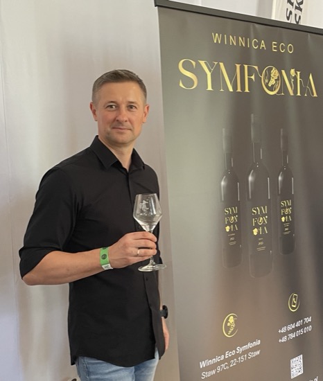 Właściciel Winnicy Eco Symfonia przy stoisku podczas Warszawskiego Festiwalu Polskiego Wina