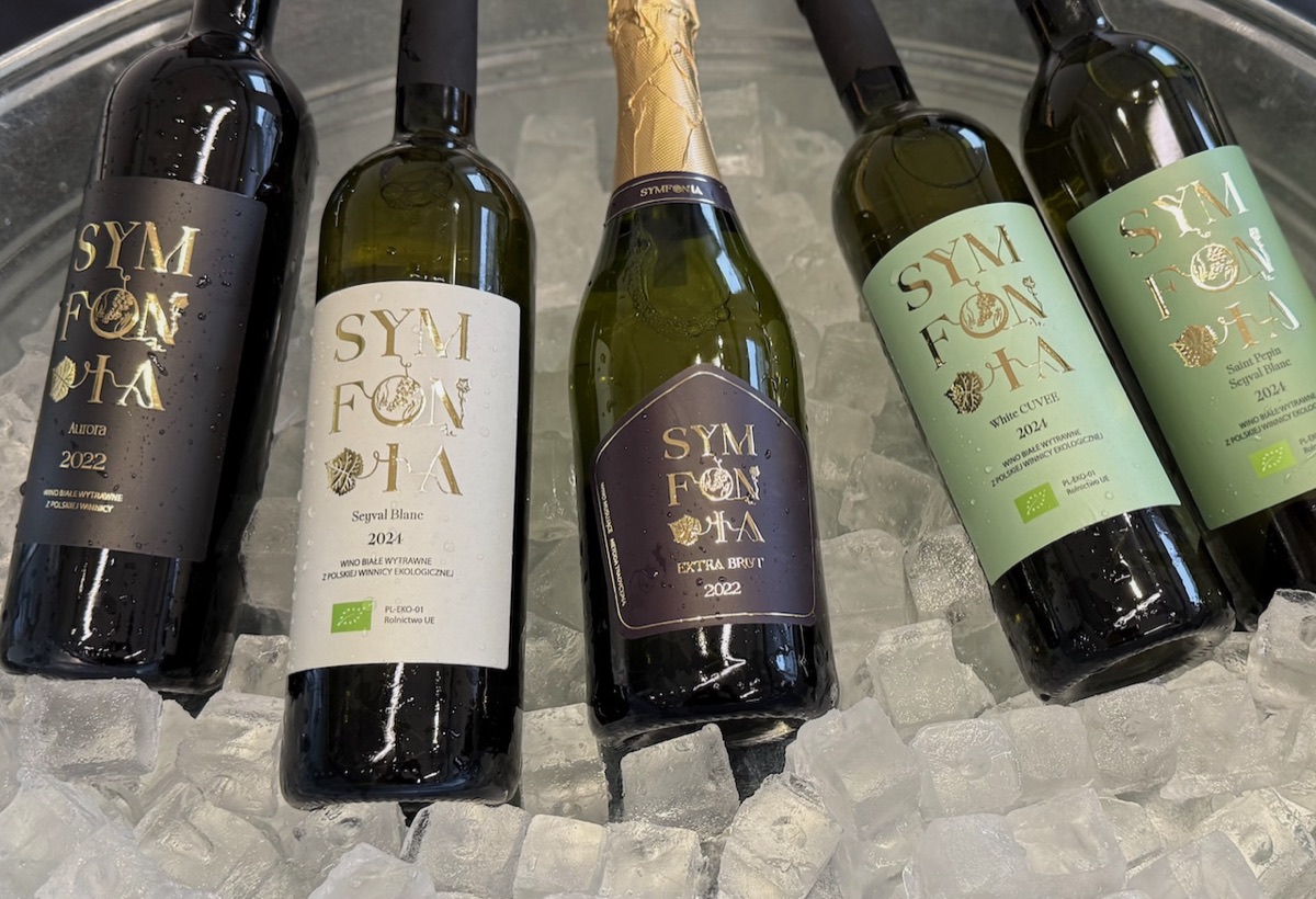 Butelki win Eco Symfonia zaprezentowane na stoisku: Aurora, Seyval Blanc, Symfonia Extra Brut, White Cuvée i Saint Pepin Seyval Blanc