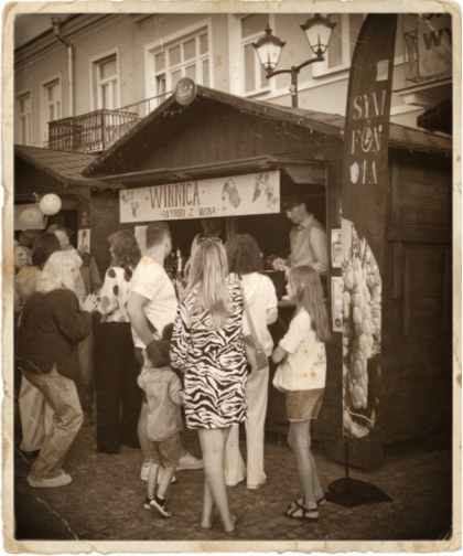 Rodzina odwiedzająca stoisko Winnicy Eco Symfonia podczas RetroFestu