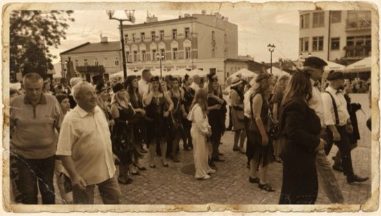 Tancerze i tancerki w strojach z lat dwudziestych XX wieku podczas RetroFestu w Chełmie