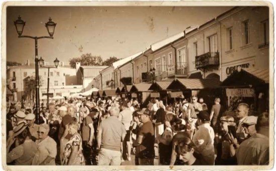 Tłum zwiedzających na placu Łuczkowskiego w Chełmie podczas RetroFestu